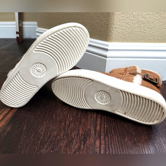 Women's UGG Boots, Size 8 - Picture 7 of 9